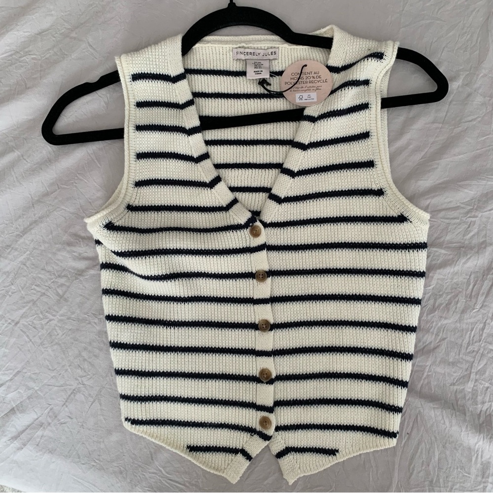 Sleeveless sweater top